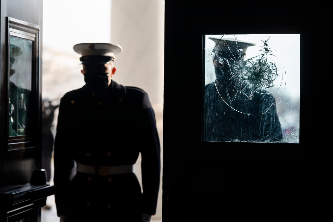 Durante el ensayo, oficiales de la Marina de la Casa Blanca caminaron junto a una de las ventanas destrozadas por la turba que entro a la fuerza al capitolio el seis de enero. 
<a href="https://www.univision.com/noticias/politica/los-escombros-de-la-insensatez-las-fotos-al-dia-siguiente-de-la-historica-profanacion-al-congreso-estadounidense-asalto-toma-invasion-turba-trumpistas-partidarios-manifestantes-donald-trump-joe-biden-elecciones-2021-fotos"><u>Vea aquí las fotografías de los destrozos después del asalto al Capitolio por partidarios de Trump.</u></a>
<br>