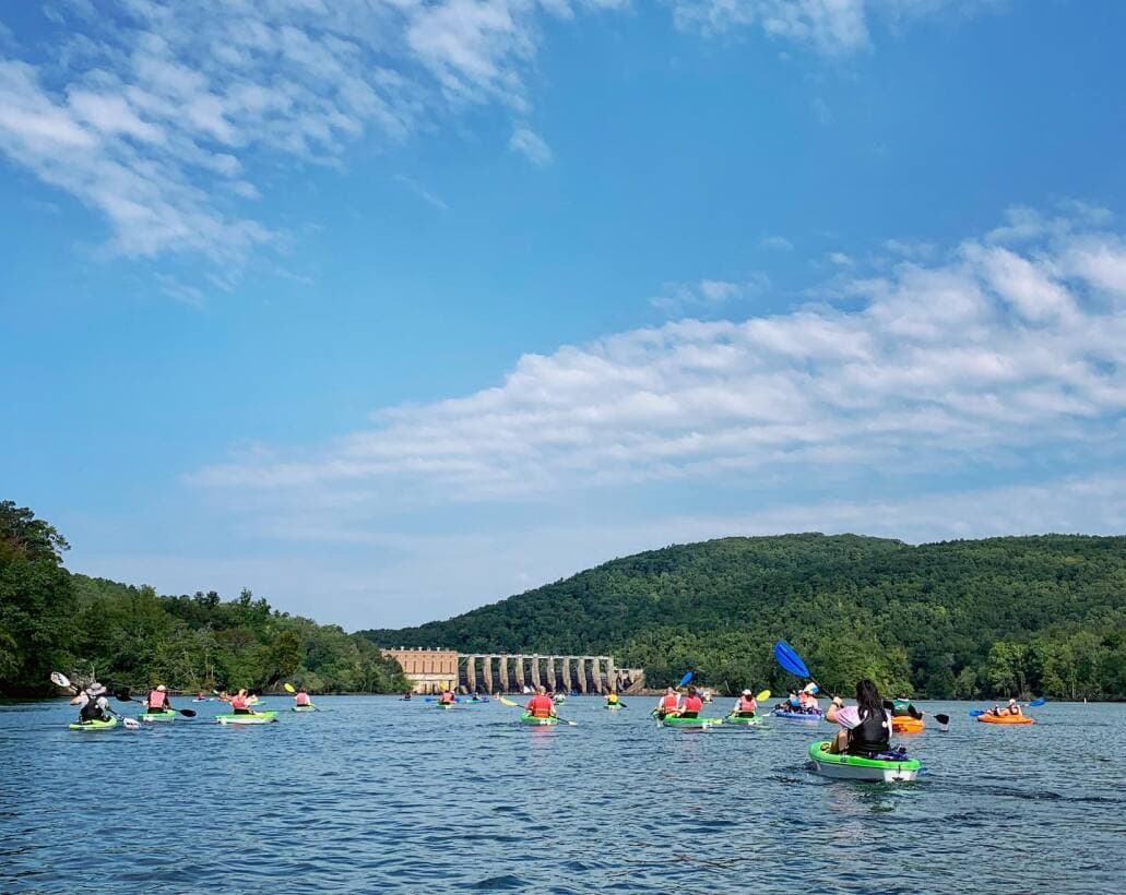 Si necesitas una ayuda para decidir a qué parque quieres ir, 
<b><a href="https://www.univision.com/local/north-carolina-wuvc/mejores-parques-acampar-carolina-del-norte-2024-fotos">acá encontrarás algunas recomendaciones</a></b>.