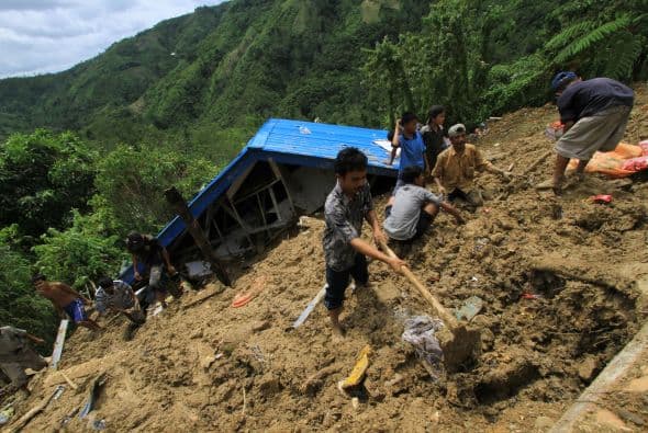 Cientos de policías, soldados y habitantes excavaban entre los escombros con sus propias manos, o con la ayuda de palas y azadones.