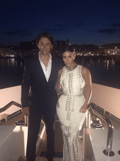 Pero si hay alguien que ha abusado con el Photoshop es Kim y en el 2014, hizo desaparecer su propio brazo.