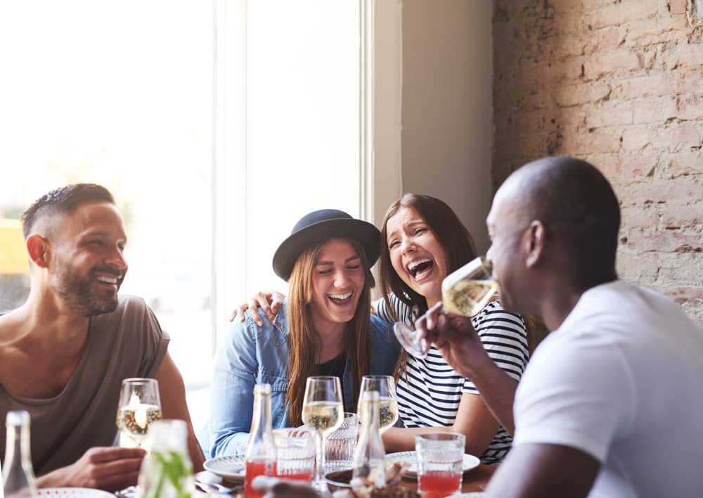 Puede ser con quien habías conocido anteriormente, pero habías perdido su pista, o alguien nuevo tanto en tu paisaje sentimental como en tus proposiciones de trabajo y dinero. Este mes sinódico incrementará tu número de amigos y fortalecerá tu vida social al máximo.