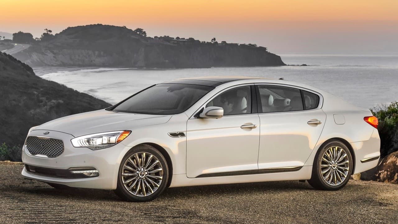 <b>Kia K900</b>: Este gran sedán de Kia es un gemelo mecánico del Genesis G90 y en nuestra opinión es tan lujoso y hasta más atractivo que su contraparte de la familia Hyundai.