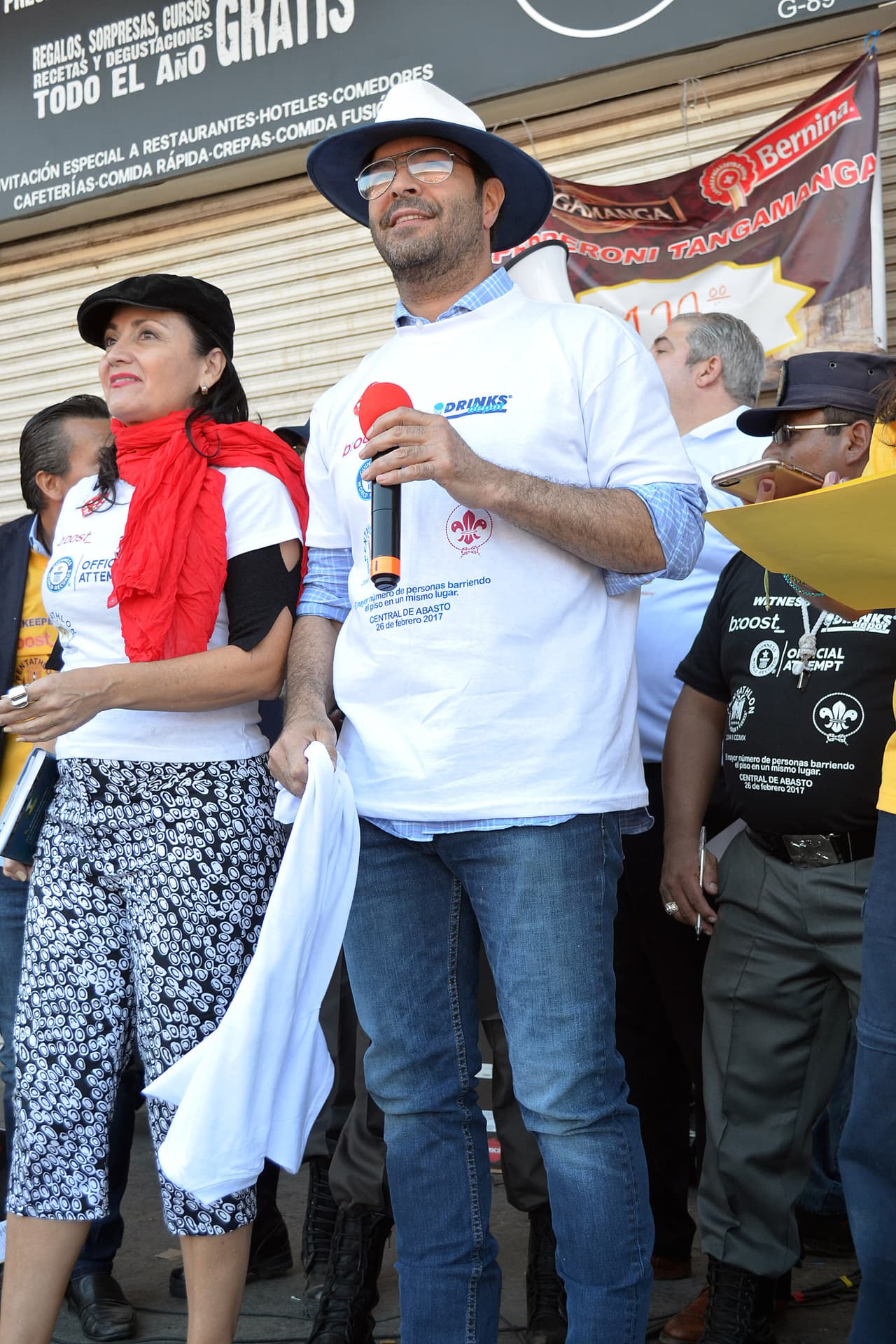 El récord se rompió al lograr que 1,833 personas barrieran durante dos minutos en el mismo lugar.