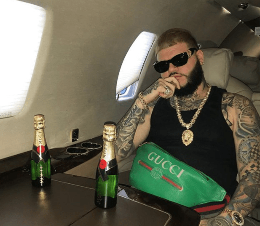 A su papá no le gustó la idea porque sus calificaciones empeoraron y la música le consumía demasiado tiempo.