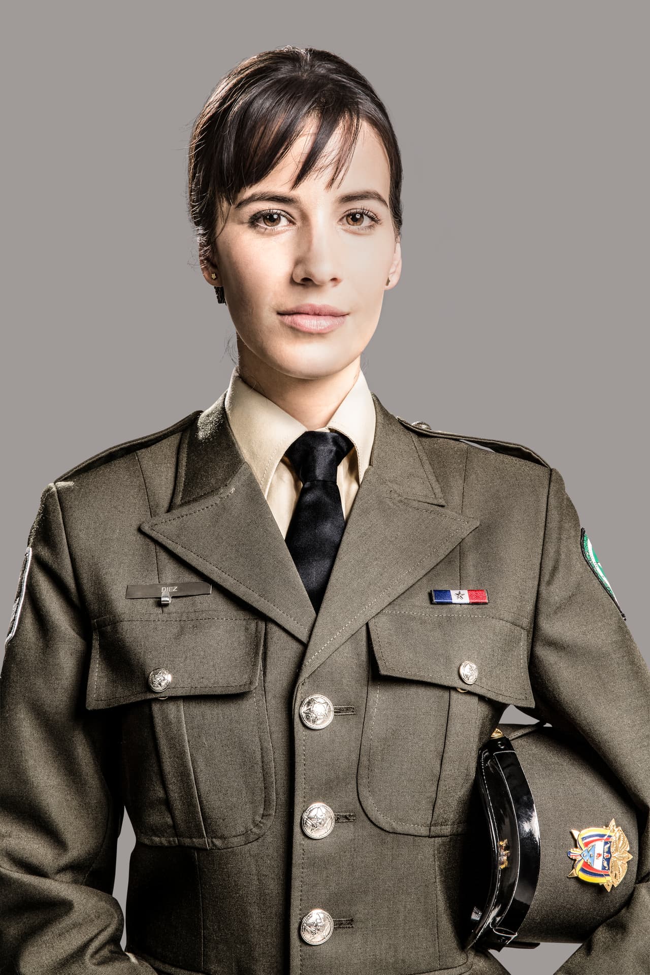 Laura Londoño es la Sargento Olga Díez.
