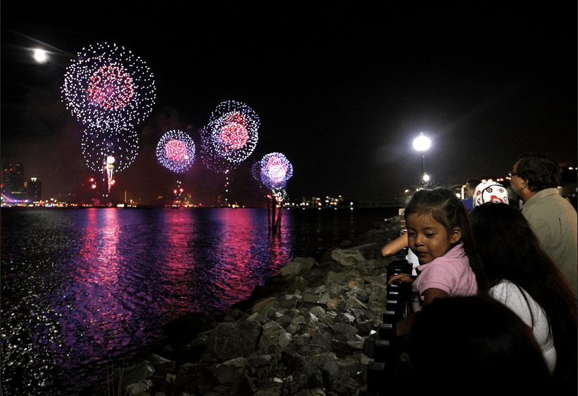 <b>Marina del Rey</b>
<br>El espectáculo de fuegos artificiales, dura 20 minutos, y se podrá apreciar en el parque Burton Chace Park or Fisherman's Village.
<br>Cuando: 4 de julio 9 p.m
<br>Entrada: gratis
<br>