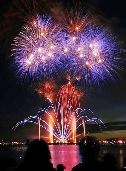 Antes de la actuación , Cavanaugh Flight Museum alberga un show de acrobacia aérea.