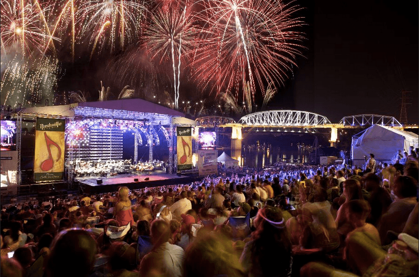 Let Freedom Sign, Nashville, es un evento lleno de música que incluye 30 minutos fuegos artificiales.