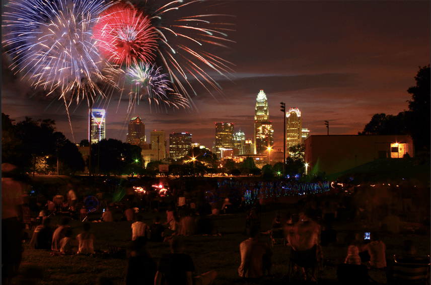 Corolla Park, en Carolina del Norte ofrece antes del show música en vivo , concurso de comida y juegos.