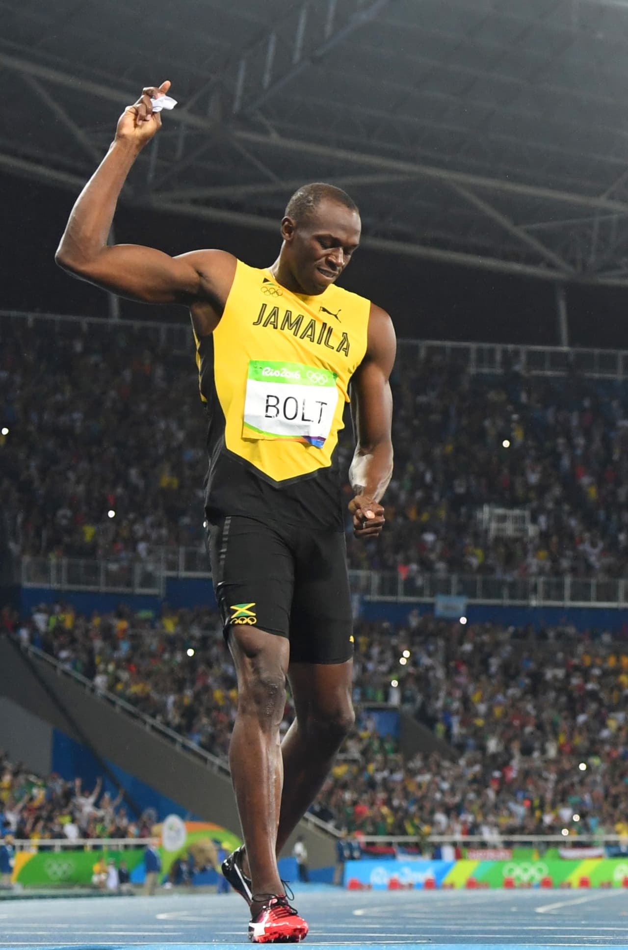 La leyenda aumenta, Bolt celebra su tercera medalla de oro olímpica en los 200 metros.
<br>