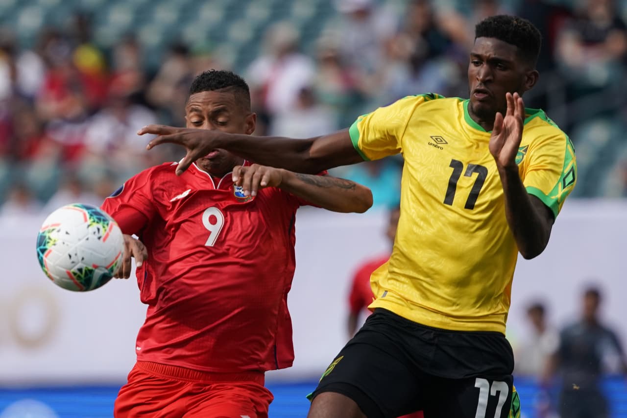 La marca del defensa Damion Lowe (derecha) fue efectiva sobre el delantero panameño Gabriel Torres (derecha).