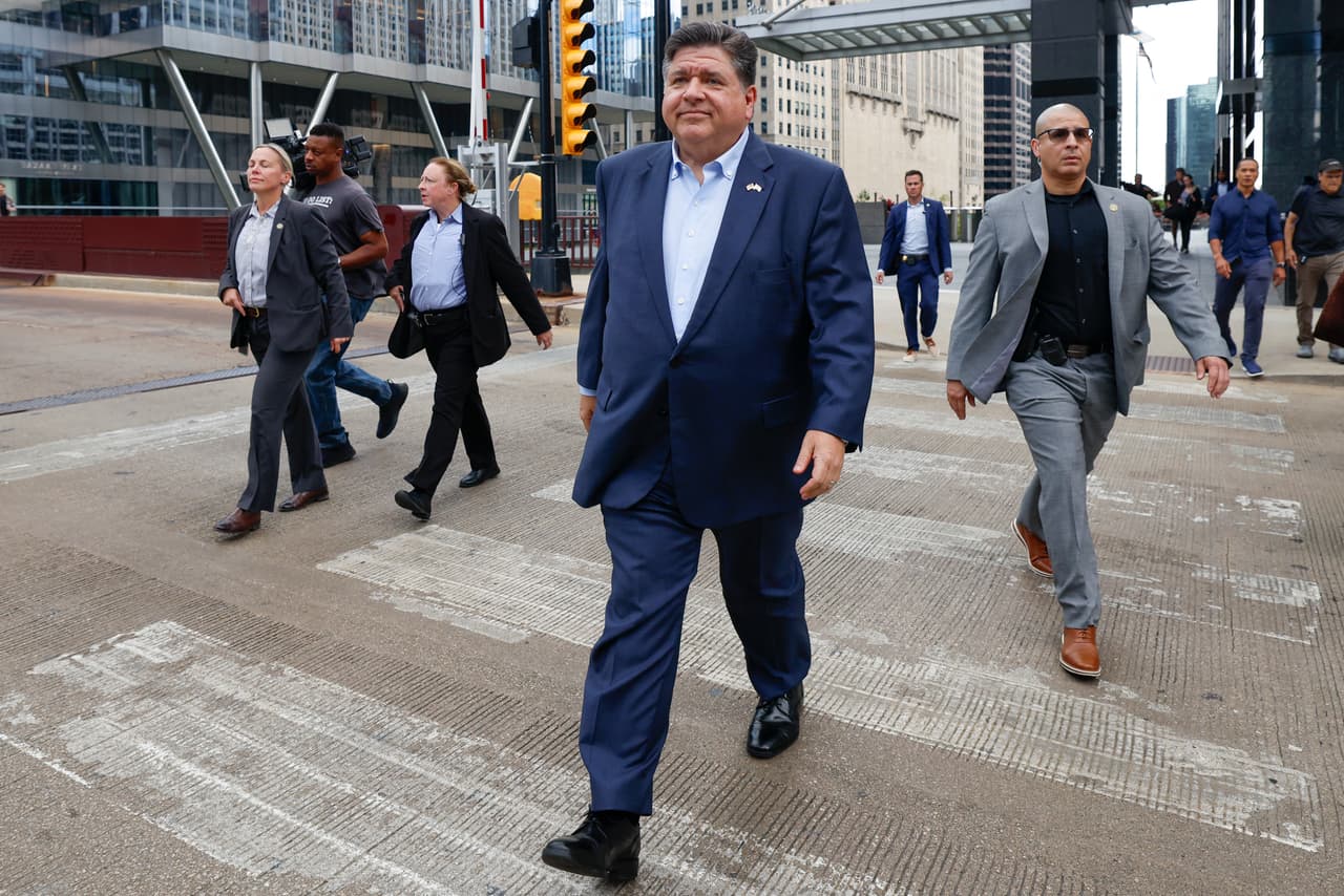 El gobernador de Illinois, J.B. Pritzker, habló en una conferencia de prensa el
<b>lunes 25 de agosto,</b> sobre el plan del presidente de los Estados Unidos, Donald Trump. En su discurso, resaltó que no hay ninguna emergencia que
<b> justifique la posible intervención de la Guardia Nacional</b> en Chicago.
<br>
<br>Su mensaje estuvo marcado por dos momentos, el primero fue un mensaje para todo el país y el segundo, para los habitantes de Illinois.
<br>
<br>Si te perdiste el discurso, te dejamos doce frases que marcaron el discurso del gobernador.
<br>