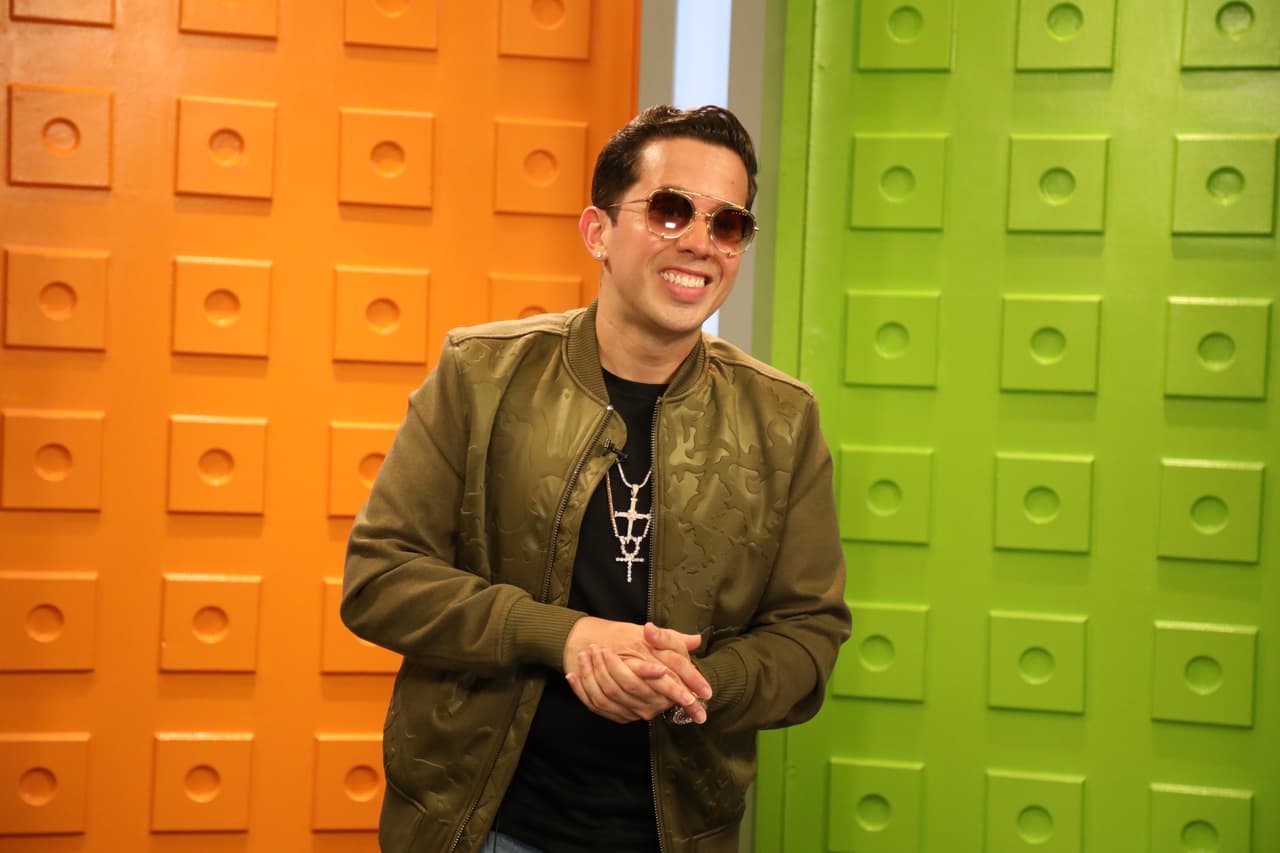 Al terminar sus ensayos, De la Ghetto entró a nuestro set digital.