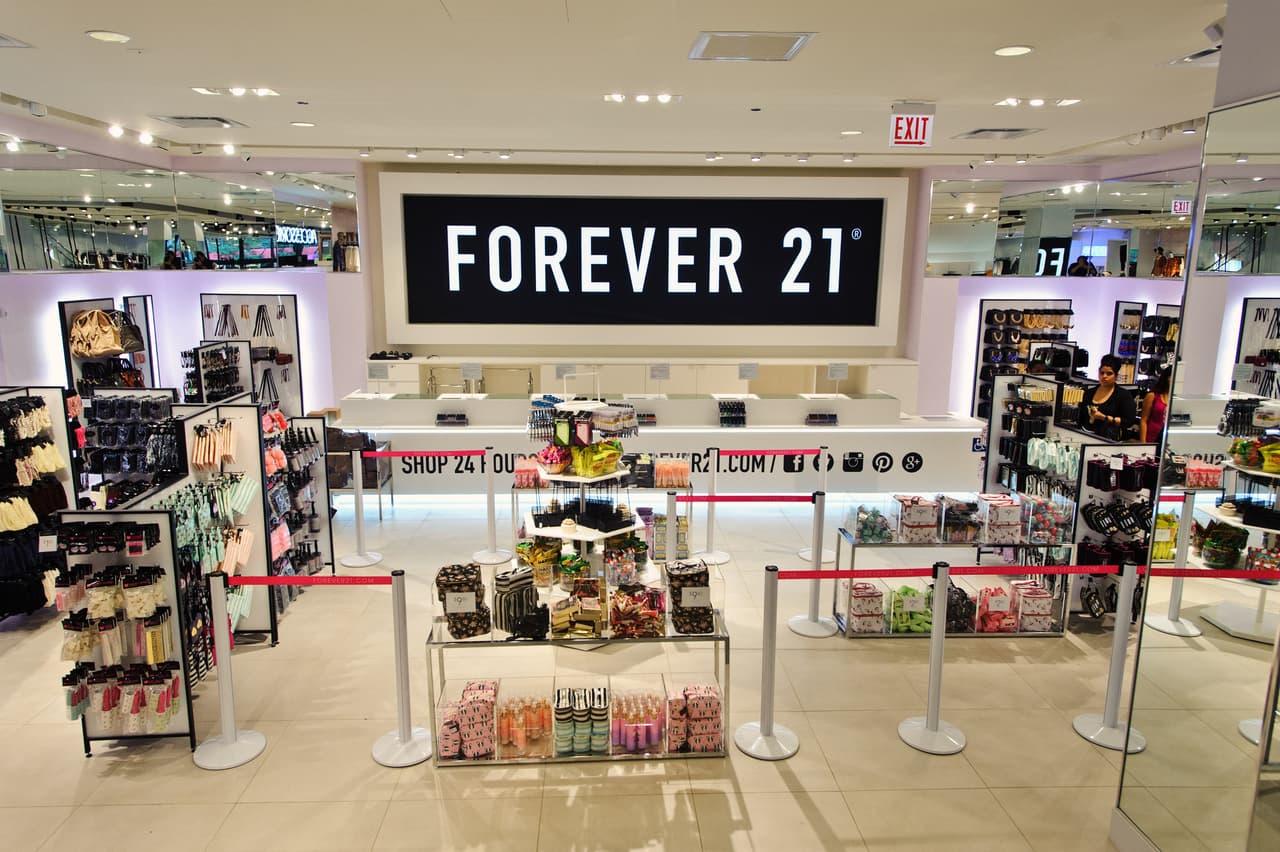 Los abogados de Grande afirman que Forever 21 dejó publicadas imágenes no autorizadas hasta el 17 de abril de 2019, a pesar de que solicitaron que las eliminaran desde el mes de febrero. El material ya fue borrado de las cuentas oficiales de la marca.
<br>