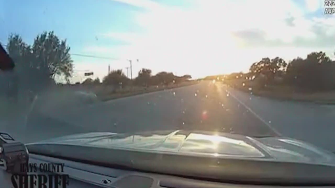 Alguacil del Condado de Hays difunde video de persecución; pide respetar luces de emergencia