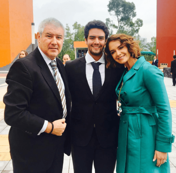 Simón es el hijo que Lupita Jones tuvo en su primer matrimonio al casarse con el empresario Simón Charaf Medina.