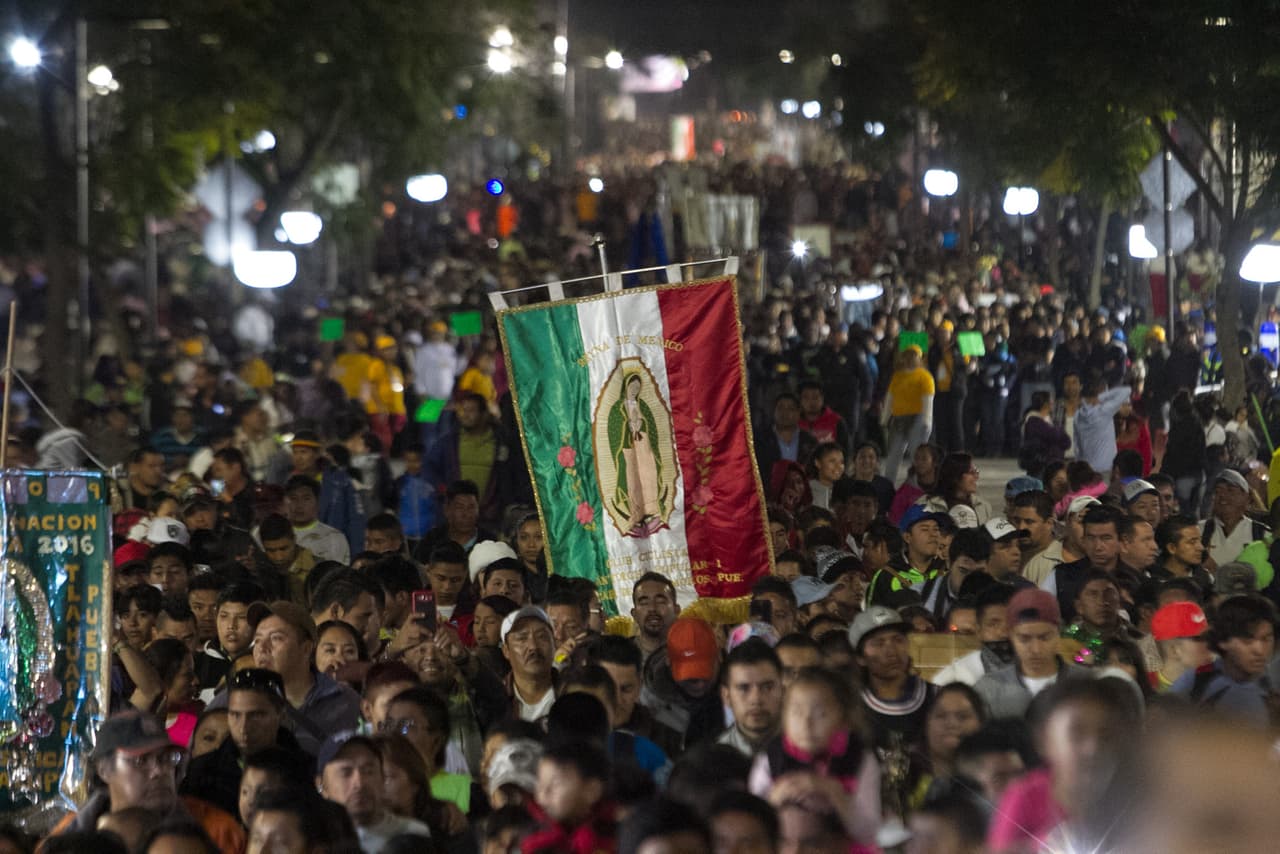 Miles de peregrinos caminan en procesión sobre las calles aledañas a la Basílica