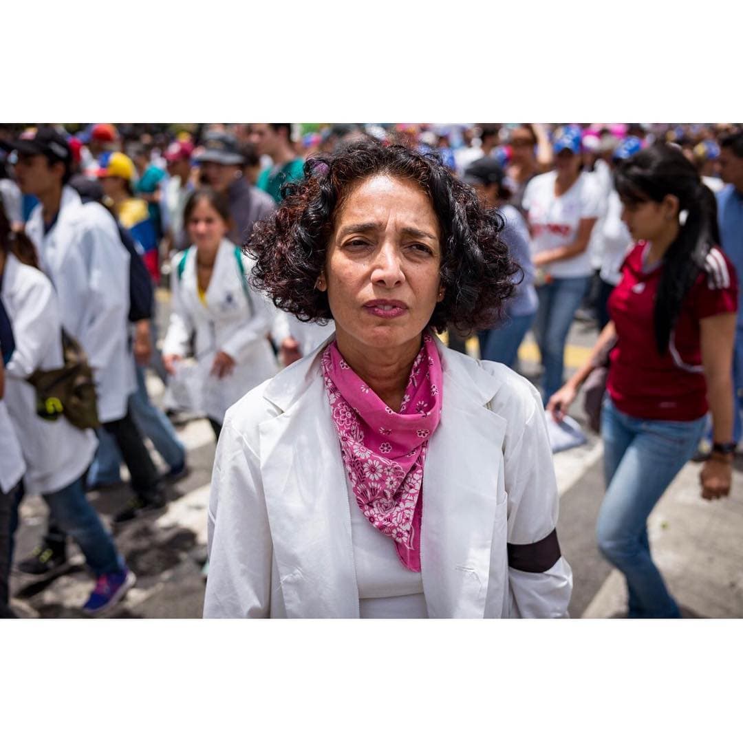 <b><a href="https://www.instagram.com/p/BUadiT8gXWg/?taken-by=prodavinci">Tamara Salmen</a>, 56 años, pediatra especialista en conducta y desarrollo infantil, Centro Médico Docente La Trinidad. </b>“El gran reto que he enfrentado en los últimos años es, primero, el dolor de la pérdida. El dolor que ha acompañado a tantas familias, no sólo por una pérdida física, sino por aquellos que se van de Venezuela. Los hogares se separan y se quebranta la salud familiar. En segundo lugar está 
<b>el miedo que ha invadido a nuestros niños</b>. No se trata de que no quieran salir a la calle o no quieran socializar, sino que incluso dentro de su casa se sienten inseguros porque no saben si les puede caer algo, o si alguien va a entrar a robar o hacerles daño. Además veo niños que tienen problemas académicos, diagnosticados con déficit de atención o trastornos de aprendizaje, que ameritan tratamiento con estimulantes cerebrales como Ritalin o Atomoxetina, que no se consiguen en el país. No sólo estamos sacrificando la salud física del niño, también su salud mental. Son niños que pudieran dar todo su potencial si tuvieran un tratamiento apropiado y no lo logran. Deben lidiar con la baja autoestima”. Testimonio y foto: 
<a href="https://www.instagram.com/indirapop/">Indira Rojas</a> y 
<a href="https://www.instagram.com/@aka2863">Andrés Kerese</a>.