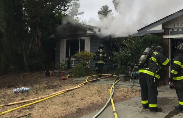 Mujer de la tercera edad muere y una niña resulta herida tras un incendio de dos alarmas en San José
