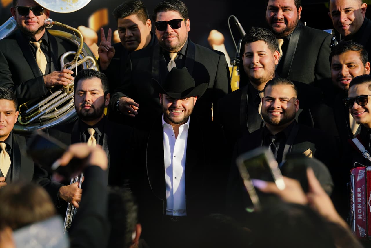 Al final del recorrido lo esperaba su banda, y cantó para todos los que se acercaron: hasta una pareja de novios recién casados salieron de la iglesia para verlo.