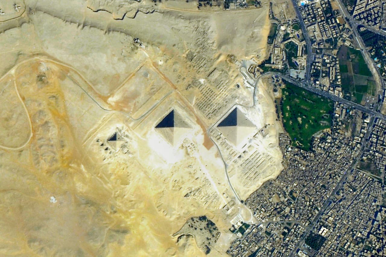 Los visitantes no tienen que tener fines científicos o de investigación: pueden ser astronautas privados, parte de compañías y organizaciones estadounidenses, con fines comerciales, de mercadeo o desarrollo de productos, 
<a href="https://twitter.com/NASA/status/1137000745922957313" target="_blank">según explica la NASA.</a> Una de las vistas más populares para fotografiar son las pirámides de Giza, Egipto, en esta foto tomada por un miembro de la tripulación de la Expedición 32 de la EEI. Se ven las pirámides de los faraones Khufu, Khafre y Menkaure iluminadas por el sol.