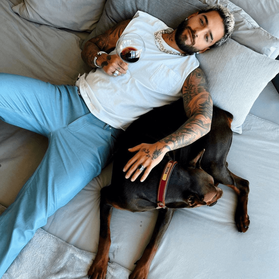 Maluma también tiene perros, son tres: Clide y Bonnie, dos huskies siberianos, y Buda, un dóberman, que es uno de los más consentidos de la casa.