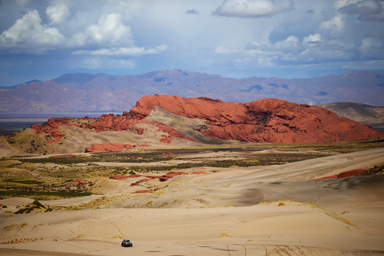 El rally Dakar es la primera gran competencia del año en automovilismo y motociclismo, en recorridos por lugares desérticos en los que los competidores incluso arriesgan su vida. En medio de esa exigencia, la belleza de la naturaleza, multicolor y diversa, adorna la carrera en Suramérica.