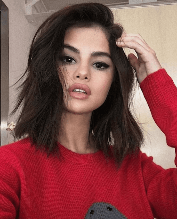 Noten en la parte izquierda de la foto cómo la puerta hace una curva extraña. Selena Gomez no había perfeccionado el uso de Photoshop en sus fotos, en el 2017.