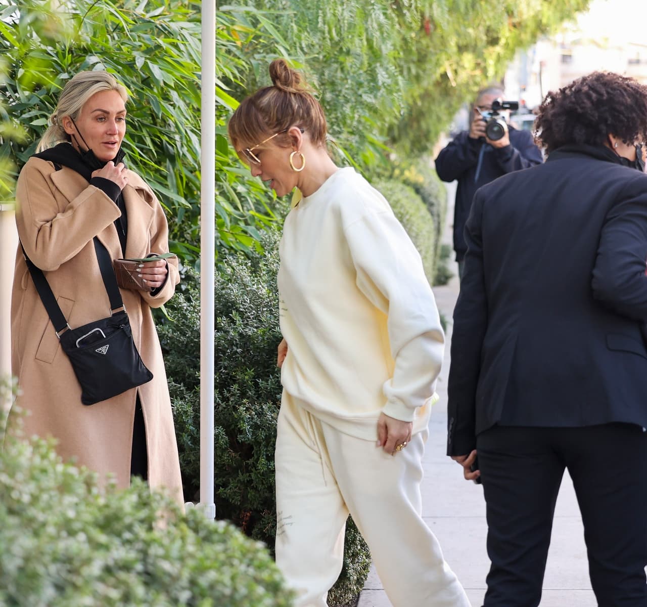 Completó el atuendo con un par de gafas para sol en tonalidad marrón y un par de arracadas doradas.
<br>