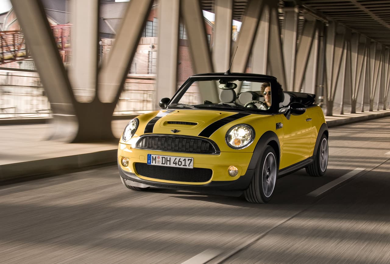 Al parecer "Rafa" es un amante de los descapotables. Además del A3 Cabriolet también se lo ha visto a bordo de un Mini Cooper Cabrio. No contamos con detalles de la versión, aunque podría tratarse del Cabrio S año 2009 que vemos aquí. Este coche cuenta con un motor cuatro cilindros de 1.6 litros capaz de entregar 118 HP, y con una variante turbocargada de inyección directa de 172 HP. El precio de este vehículo arrancaba en 30,000 dólares.