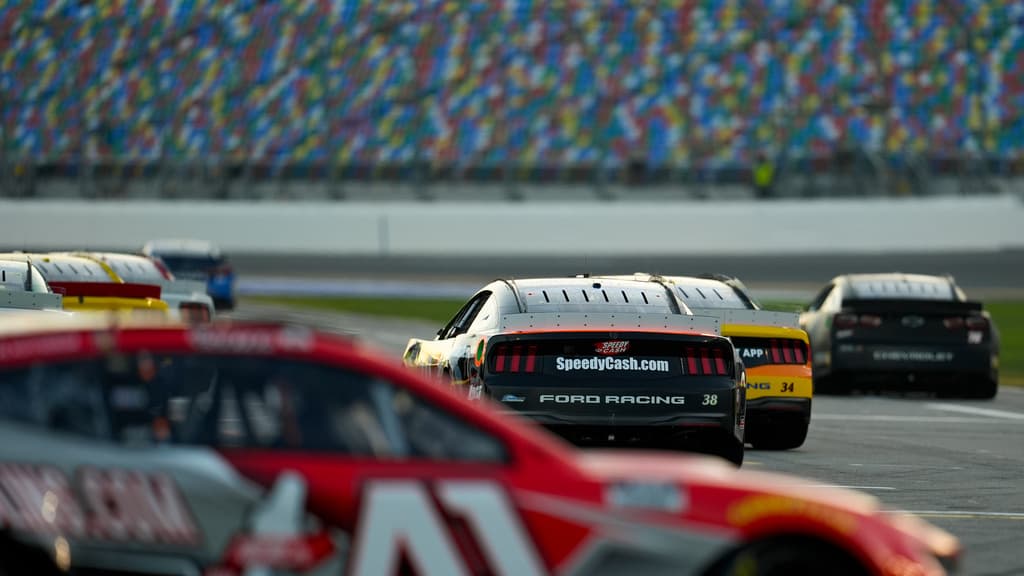 <b>Evolución en seguridad y tecnología. </b>A lo largo de los años, el Daytona 500 ha impulsado innovaciones clave en protección para pilotos y aficionados, reflejando la evolución del automovilismo sin perder la esencia de velocidad y competencia.