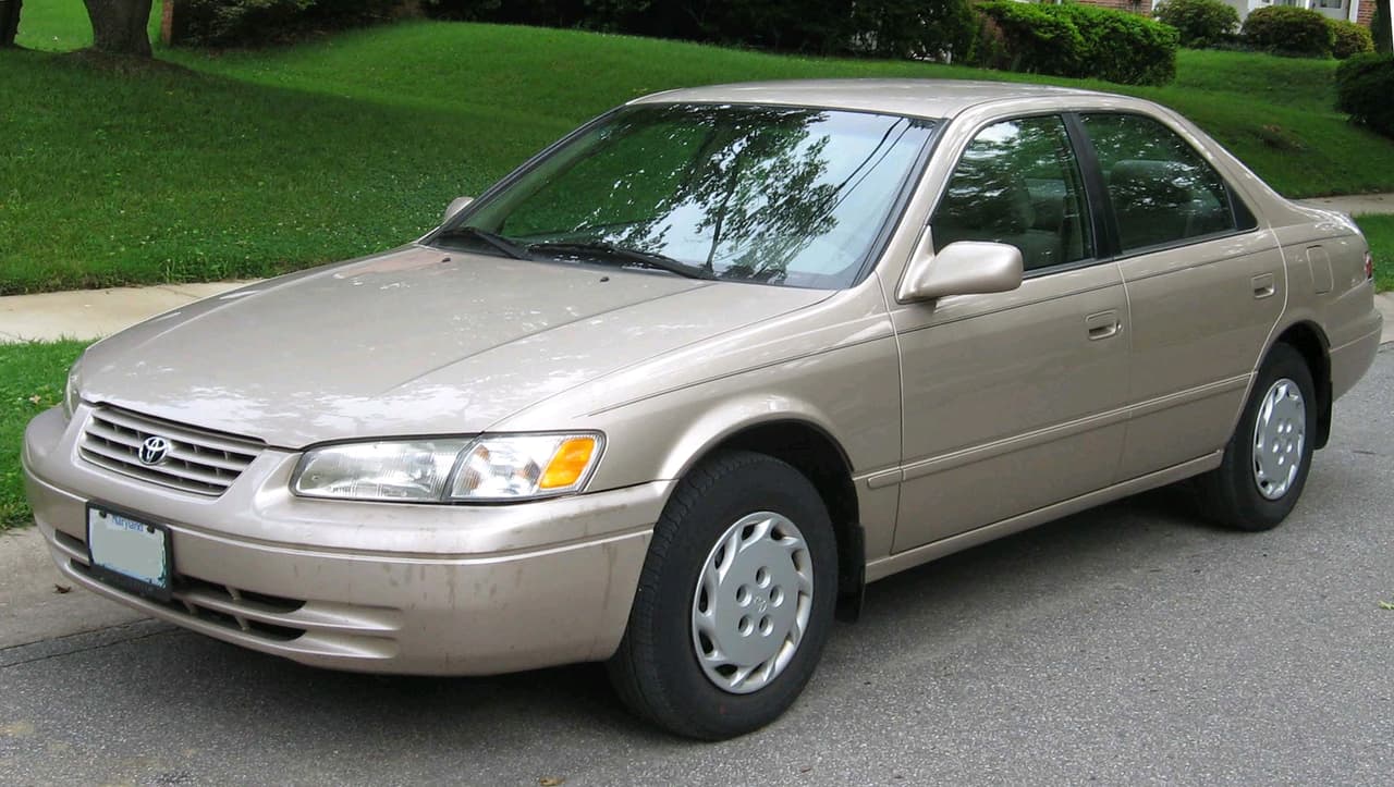 <b>Desde 1997 a 2000: Toyota Camry.</b>
<br>
<br>
<b>Total: 1,697,854 autos vendidos.</b>
<br>
<br>(1997: 397,156 / 1998: 429,575 / 1999: 448,162 / 2000: 422,961).
<br>
<br>Las ventas de automóviles fueron especialmente fuertes durante tiempos de altos precios del petróleo, ya que los consumidores evitaron camionetas y SUV menos eficientes en combustible.
<br>