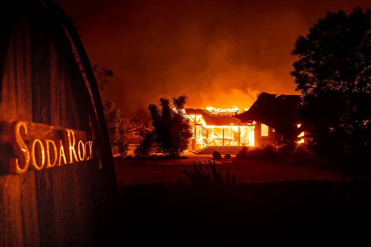 El condado de Sonoma se encuentra en estado de emergencia y, al igual que gran parte del norte de California, bajo una alerta de bandera roja por el riesgo de rápida propagación de incendios.