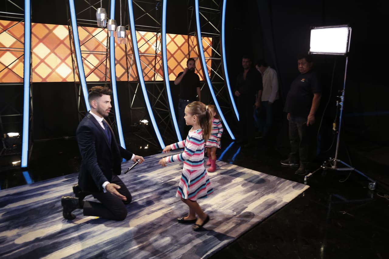 Las pequeñas Carolina (5) y Daniela (3) se acercaron al conductor para saludarlo, en lo que su papá se preparaba para la entrevista.