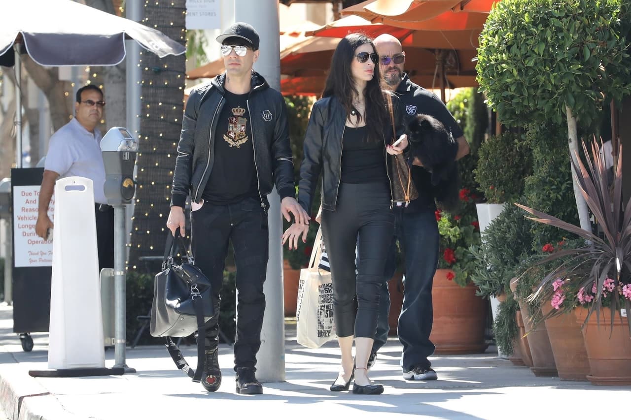 En un mes, Criss Angel ya pareció encontrar alguien que camine con él, tomados de la mano por Beverly Hills, California.