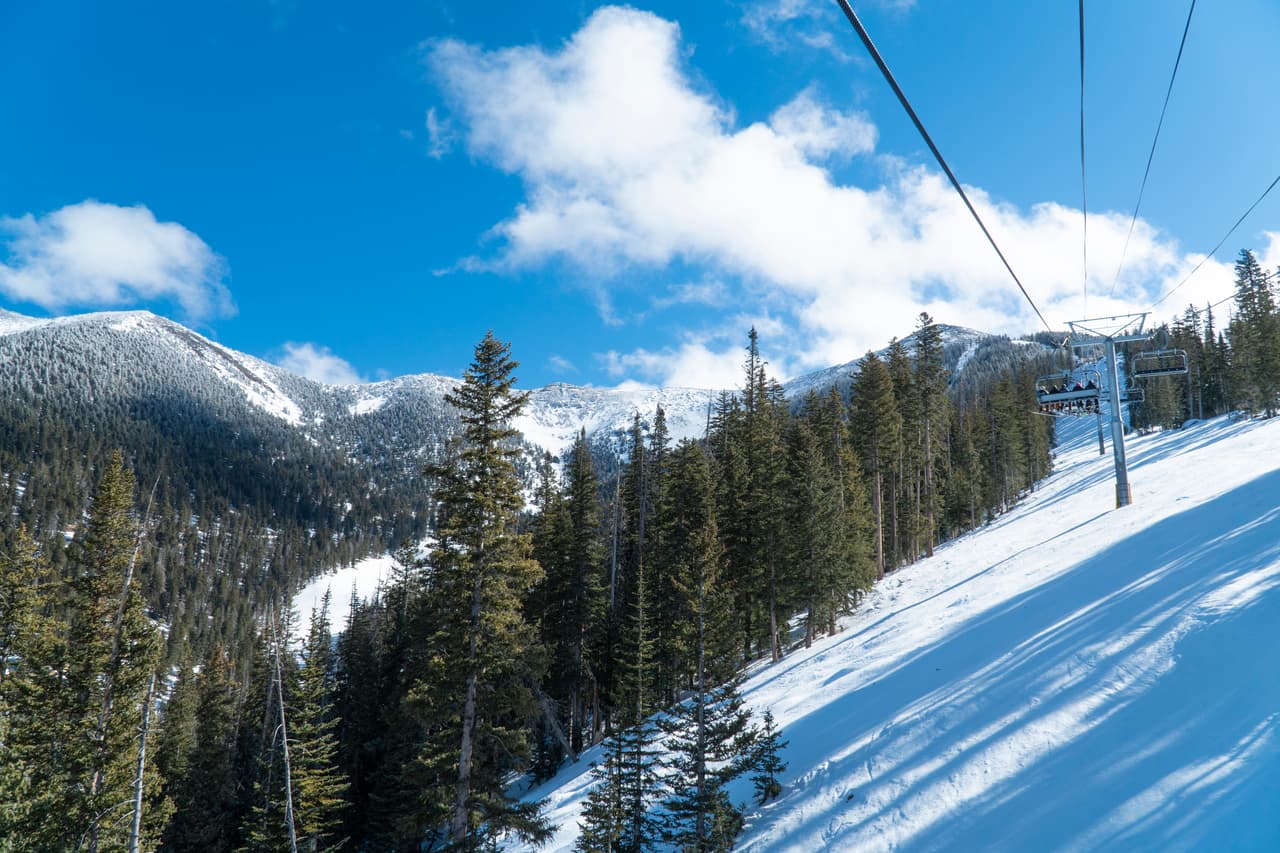 En la página web de 
<b><a href="http://www.arizonasnowbowl.com/">Arizona Snowbowl</a></b> encontrarás toda la información que necesitas sobre los diferentes planes para entrar y esquiar, renta de equipos y hasta hospedaje. 
<br>