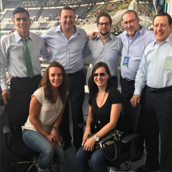 Las actrices Jessica Coch y Gaby Platas estuvieron en uno de los palcos de prensa, disfrutando de la transmisión del partido y estrenándose como comentaristas deportivas.