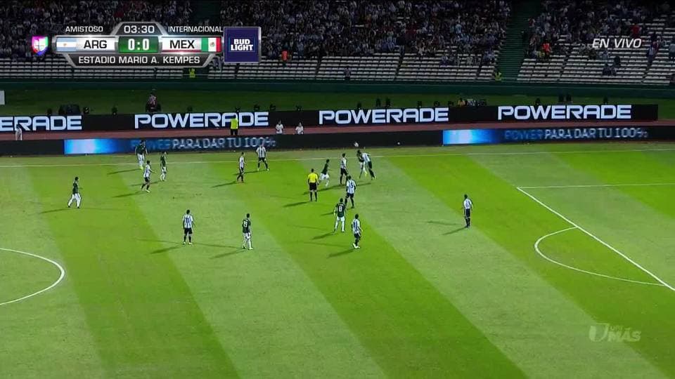 Ramiro Funes Mori despeja el balón y aleja el peligro