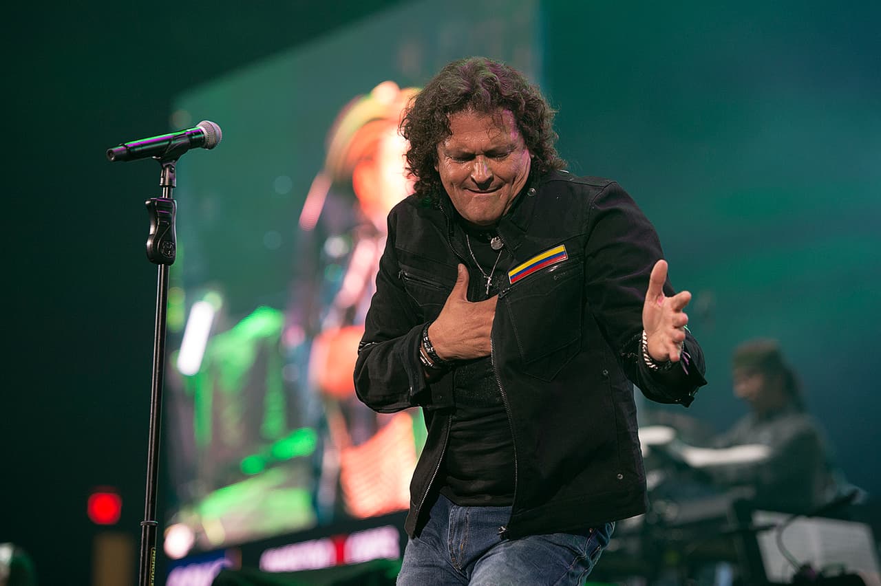 Pero algunos medios como el Diario BASTA! y Televisa Espectáculos reportaron que el colombiano había subido a cantar con algunas copas encima y que por ello había olvidado la letra de la canción.