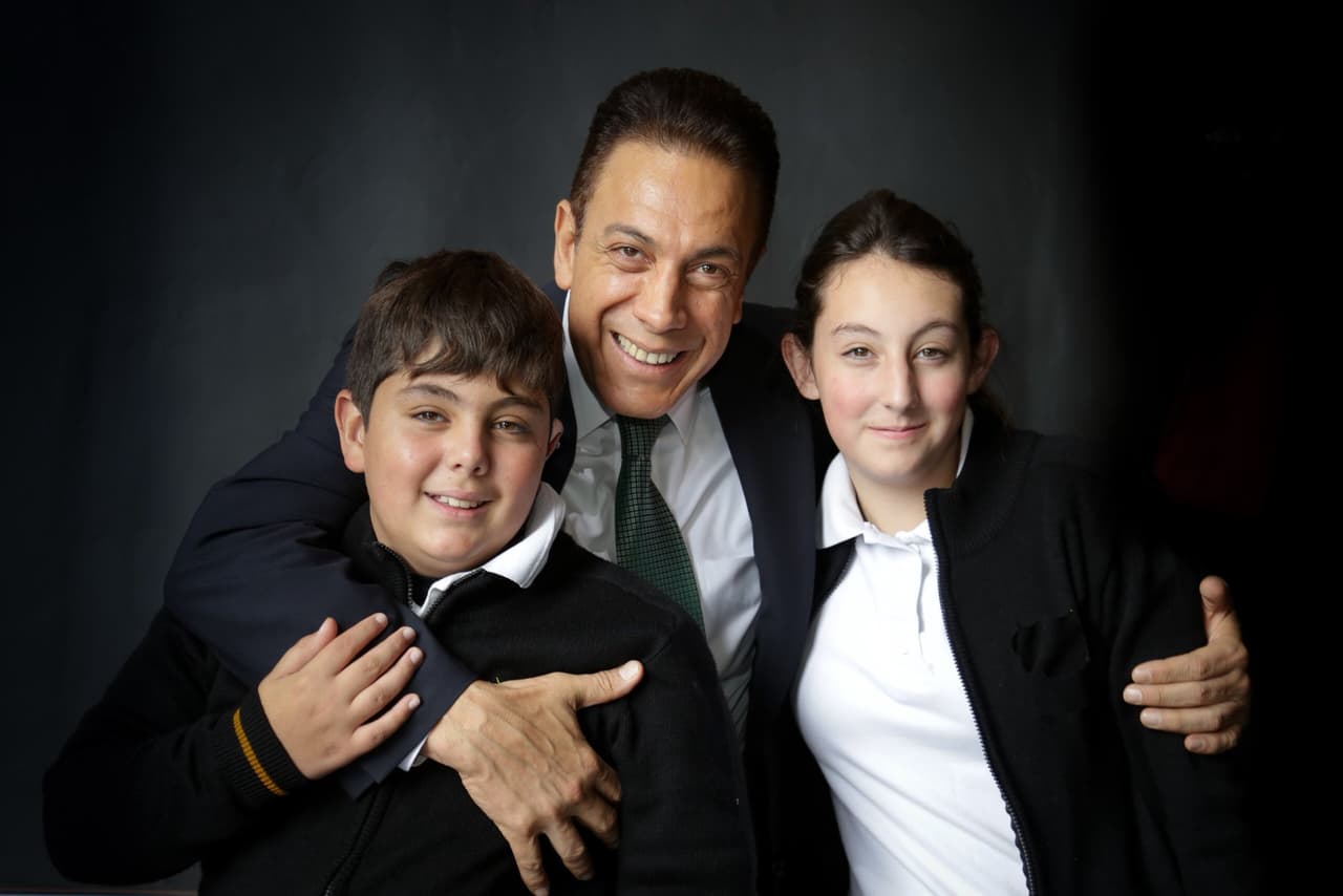 Por su lado, el político dedicó un emotivo mensaje a sus dos retoños a través de Twitter: "Vicky y Anuar, hoy cumplen un año más de vida y me siento muy orgulloso de ustedes. ¡Muchas felicidades hijos, los amo!".