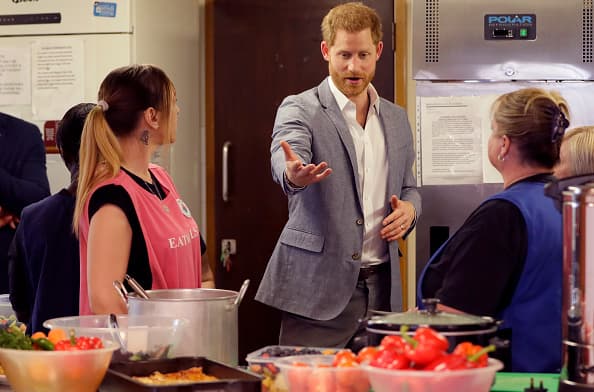 El 
<b><a href="https://www.univision.com/famosos/presumiendo-un-mameluco-de-bebe-asi-fue-el-regreso-de-harry-a-sus-labores-como-principe-ahora-que-es-padre-video">duque de Sussex</a></b> recorrió diversas áreas del hospital donde charló con padres de familia, infantes, cocineros, doctores y algunos practicantes de enfermería.