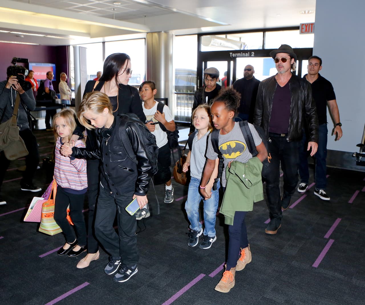 El famoso matrimonio arribó al aeropuerto de Los Ángeles en compañía de todos sus hijos, ¡son una linda familia!
