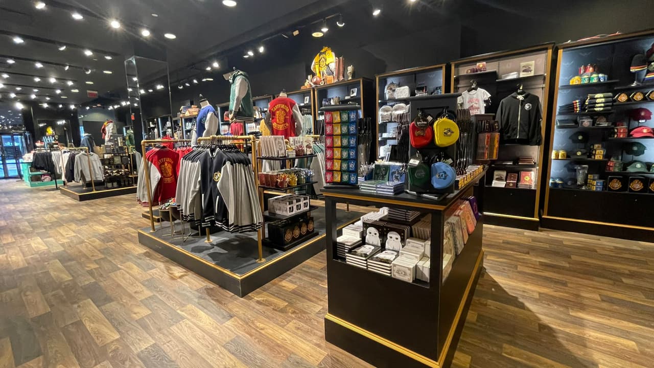 Y para evidenciar tu visita a la mágica exhibición en Nueva York, una tienda minorista te brindará todo tipo de accesorios para que colecciones y te lleves de recuerdo.