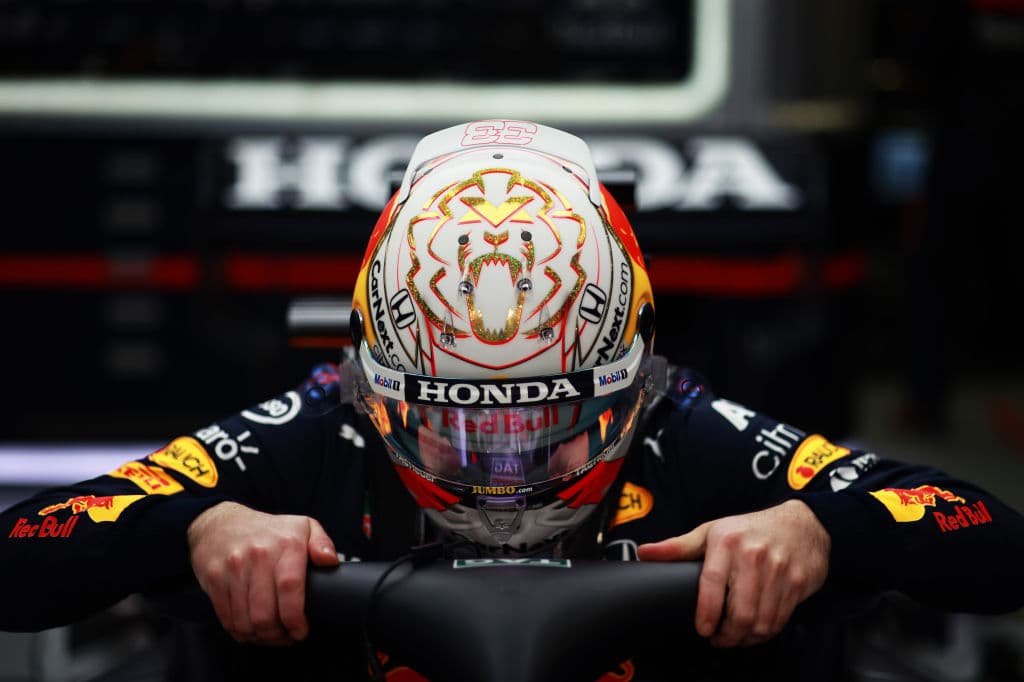 Inicia la Formula 1 con muchas sorpresas, Lewis Hamilton se corona campeón del primer Grand Prix del año, mientra que el mexicano Sergio Pérez, de ir en último lugar por un problema en su monoplaza, terminó quinto lugar en su debut con la escudería Red Bull. Su compañero Max Verstappen logró la segunda posición, mientras que Valtteri Bottas quedó en tercer lugar con Mercedes Benz.