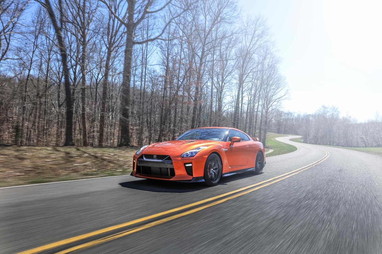 El espectacular motor V6 doble turbo de 3.8 litros de desplazamiento del Nissan GT-R 2017 gana 20 caballos de fuerza para lograr una potencia total de 565