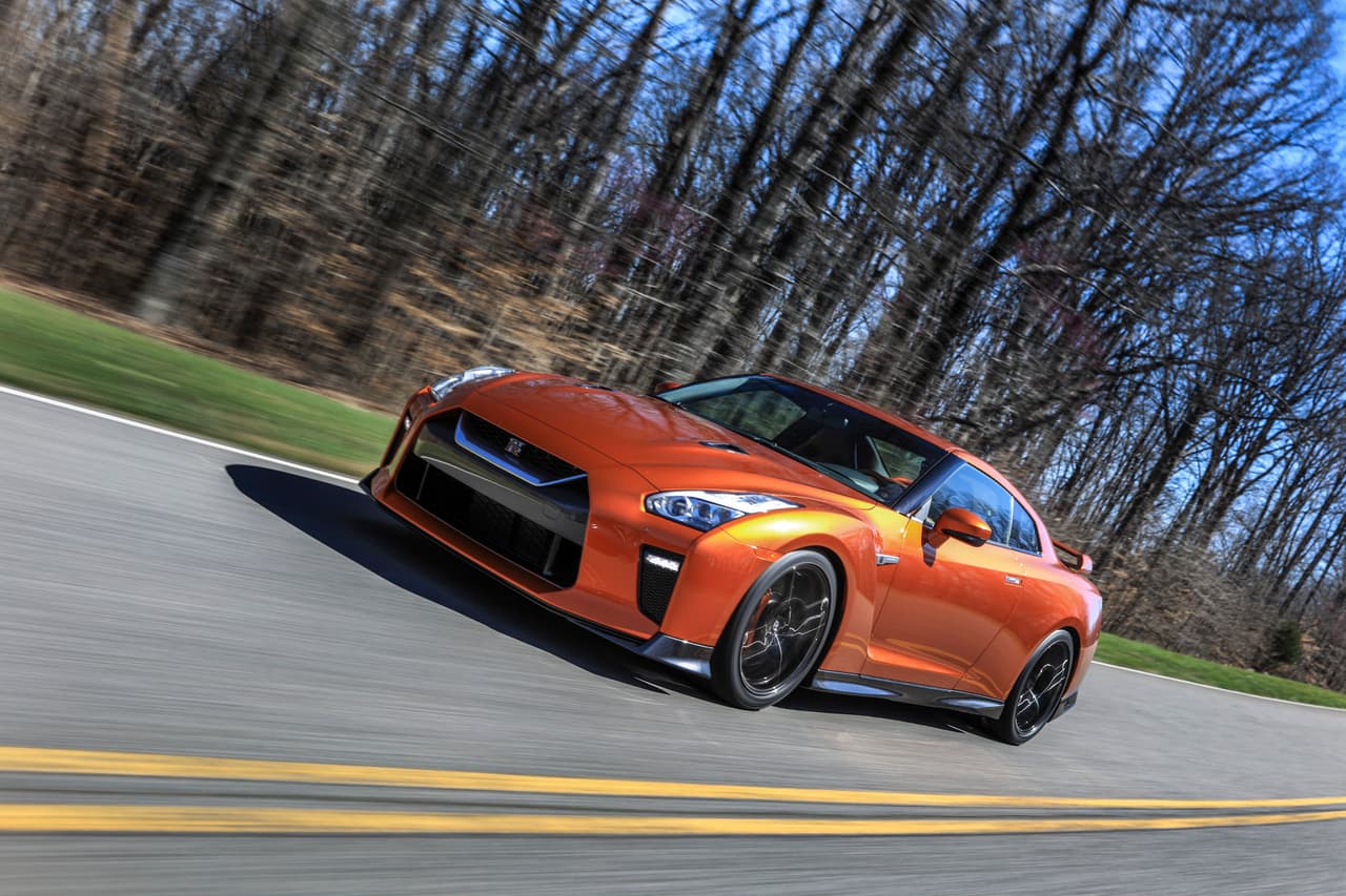 El GT-R se destaca, entre otros atributos, por su
<b>motor V6 de 3.8 litros</b> doble turbo que le permite alcanzar unos 565 caballos de fuerza. Su precio en Estados Unidos puede superar los
<b>110,000 dólares</b>.