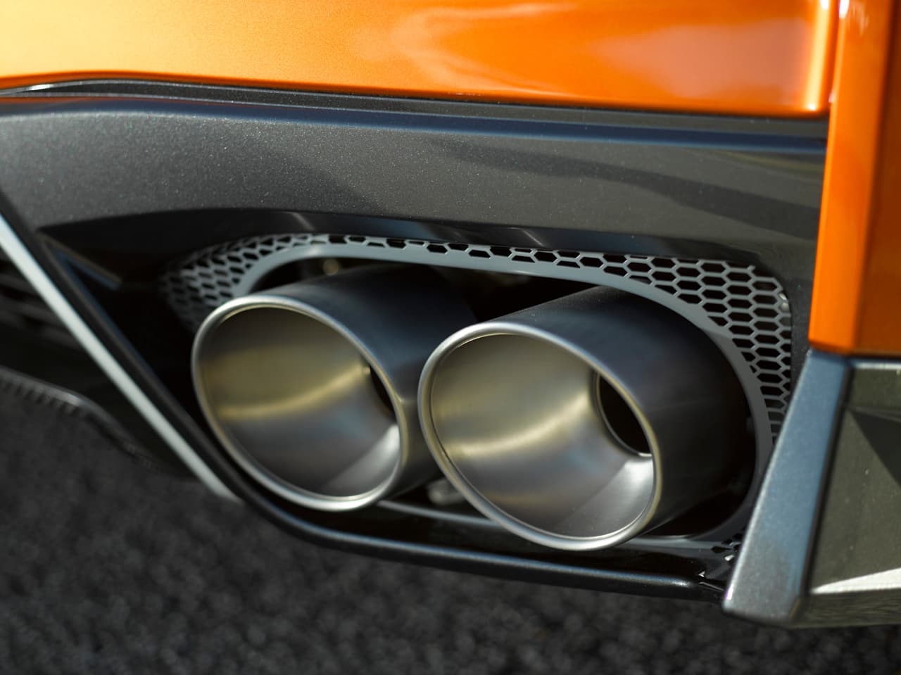Nuevas saludas de aire rodean las puntas de los tubos de escape en el Nissan GT-R 2017