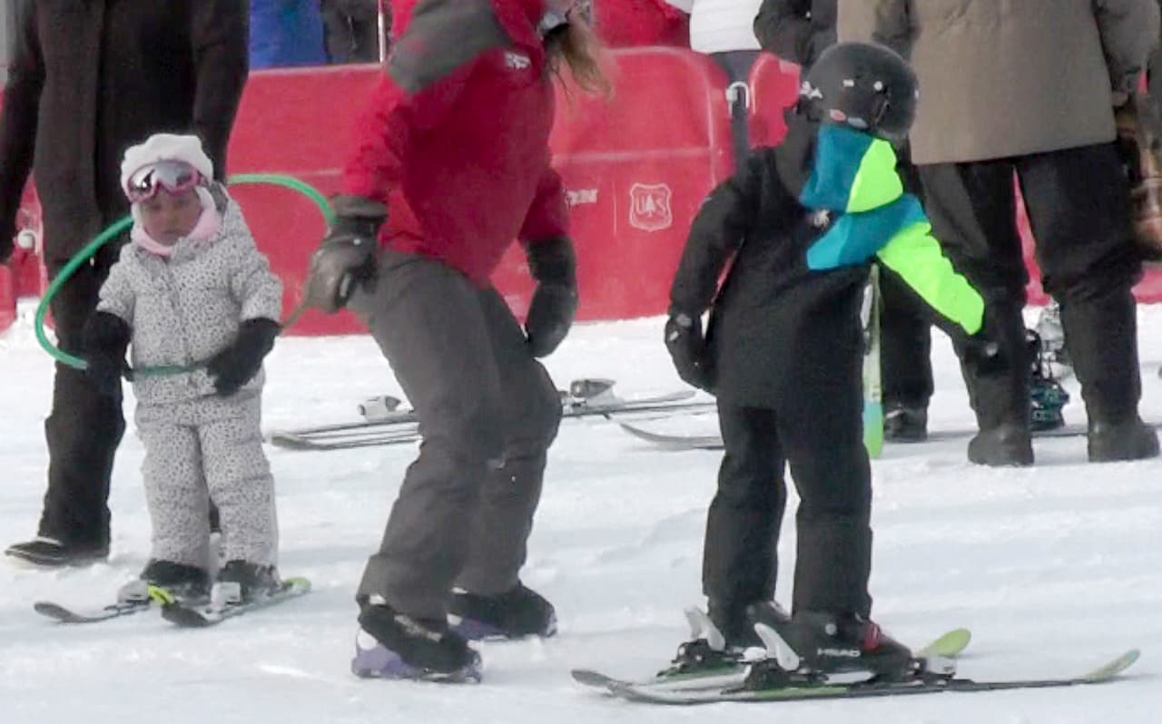 Louis es muy bueno esquiando.