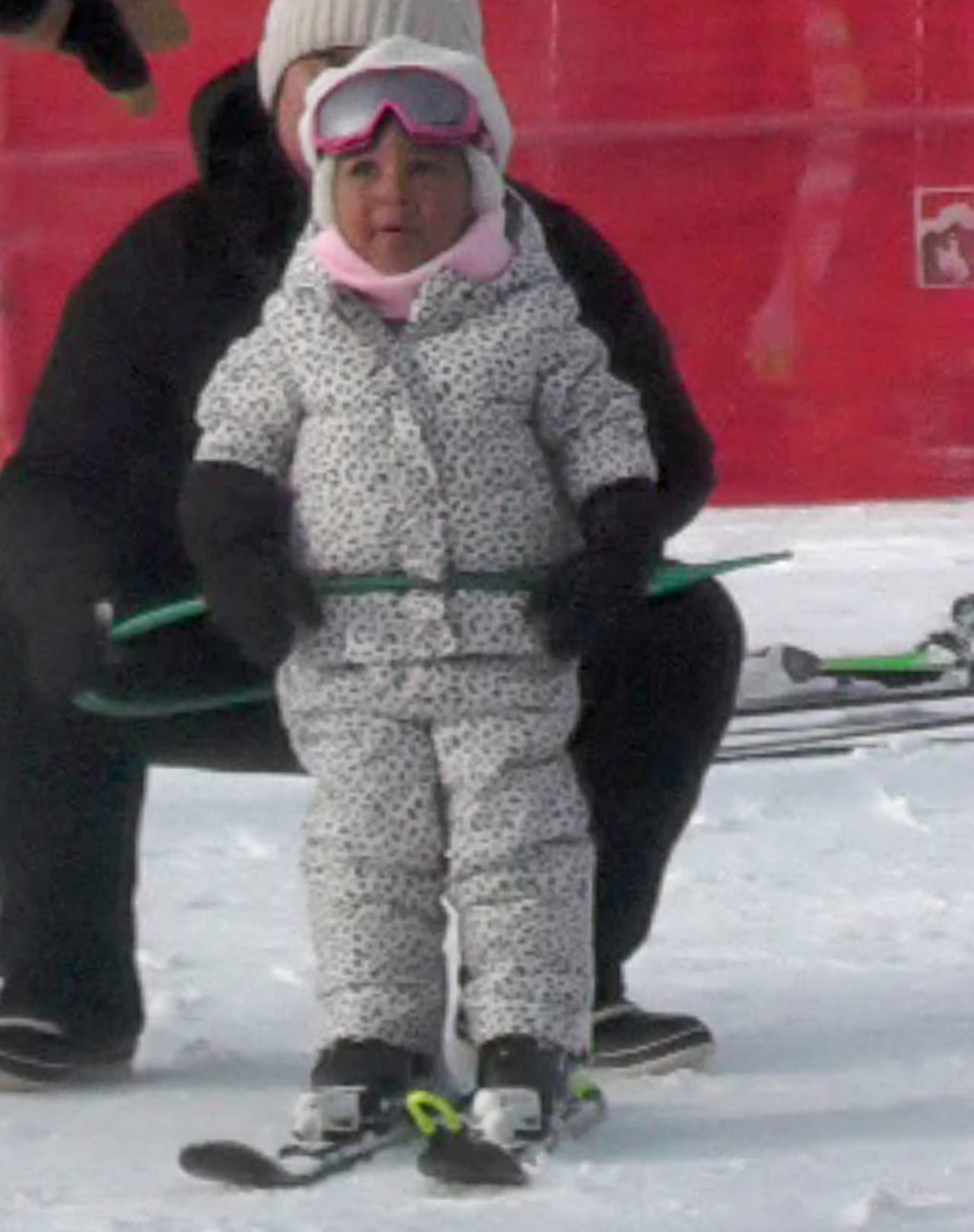 La pequeña tomó un curso básico para esquiar.