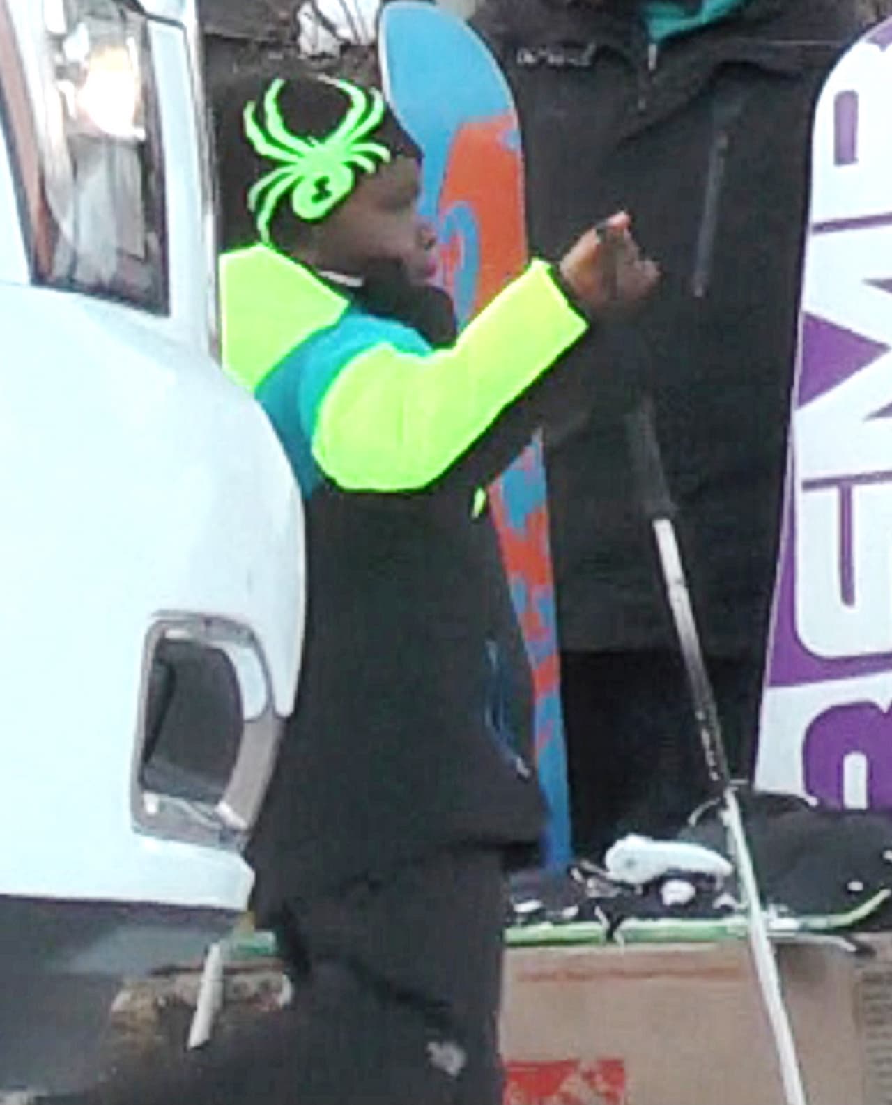 El pequeño Louis le mostró a su hermanita cómo hacerlo.